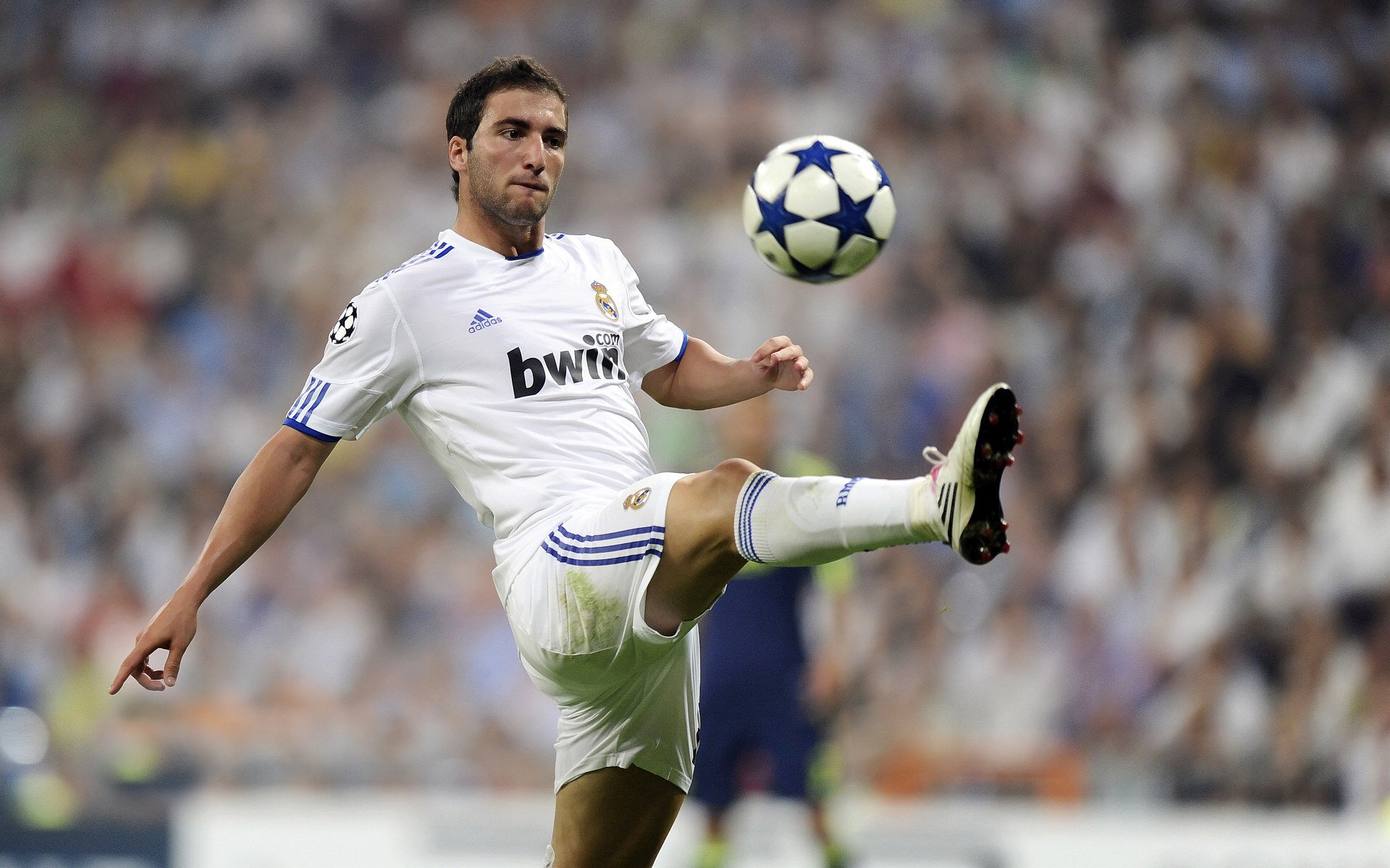 球队战术分析：慢节奏还是快节奏，谁才是制胜法宝？，快节奏进攻和冷静创造进球机会